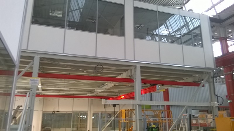 Mezzanine industrielle avec cloison pleine