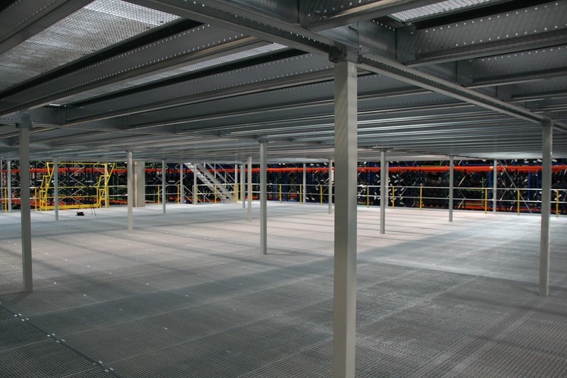 Mezzanine avec plancher caillebotis